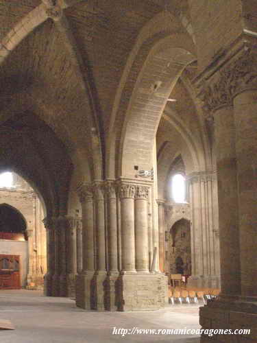 DETALLE DE UNA PILASTRA DESDE LOS PIES DE LA NAVE NORTE